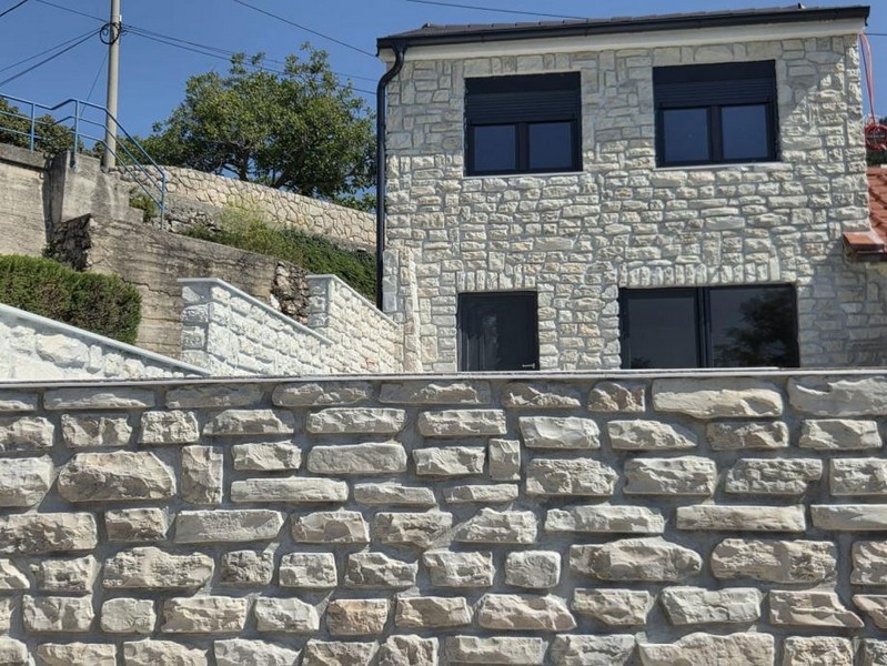 Vnější pohled na kamenný dům s přírodní kamennou zdí domu H3771 v Chorvatsku