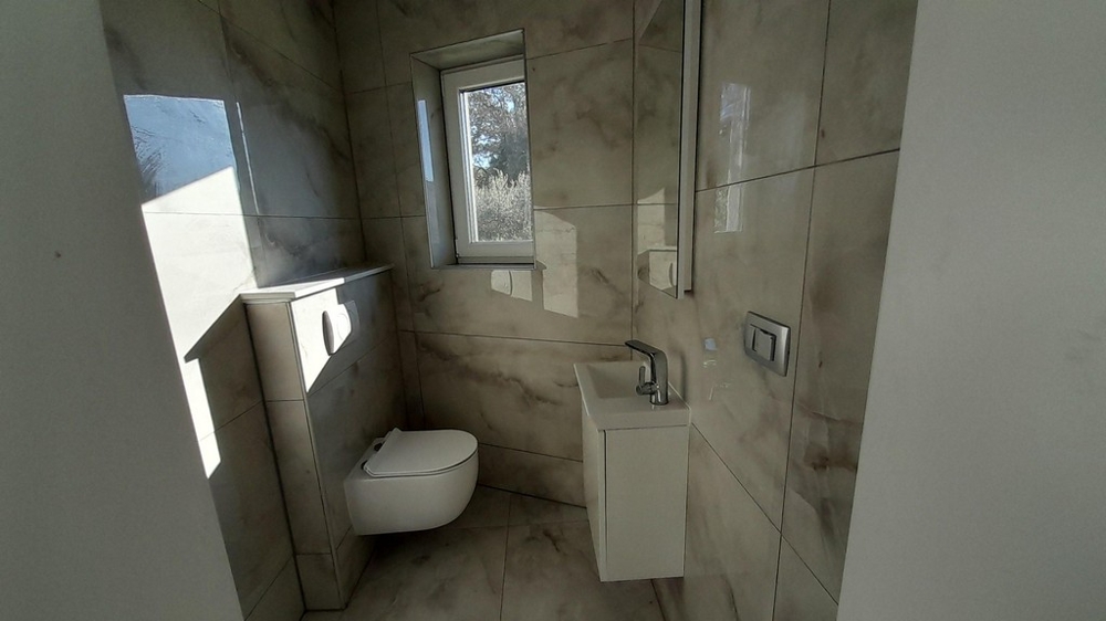 Moderní koupelna s přirozeným světlem