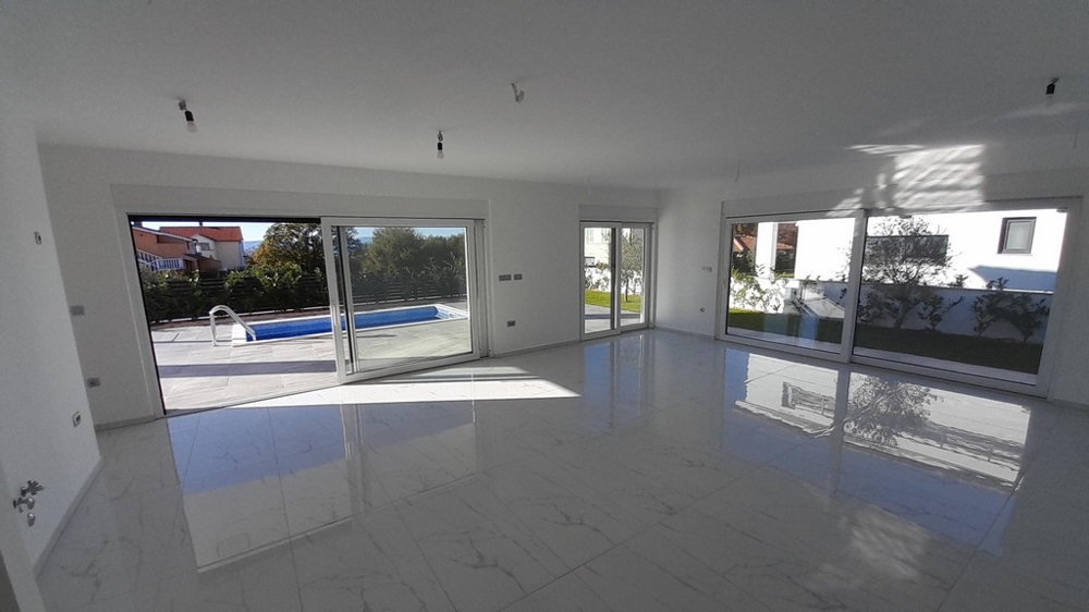 Světlý obývací pokoj se vstupem do bazénu