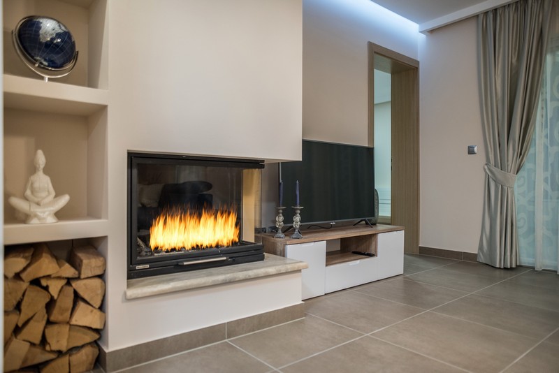 Pohled na kuchyňský kout s kuchyňským blokem vily H1581 v Zadarské oblasti.