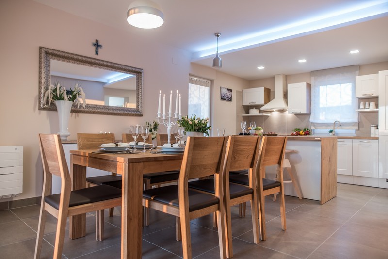 Ložnice s manželskou postelí a východem na balkon v horním patře v severní Dalmácii.