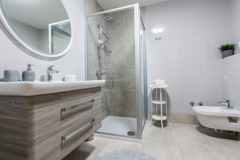 Koupelna objektu H1581 s WC a sprchou - Koupě domu v Chorvatsku.