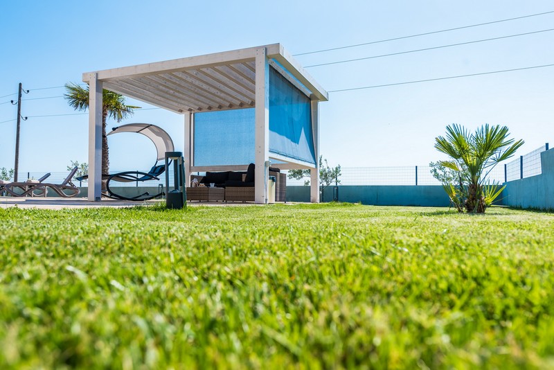 Pohled na houpačku v zahradě u bazénu v Zadarské oblasti.