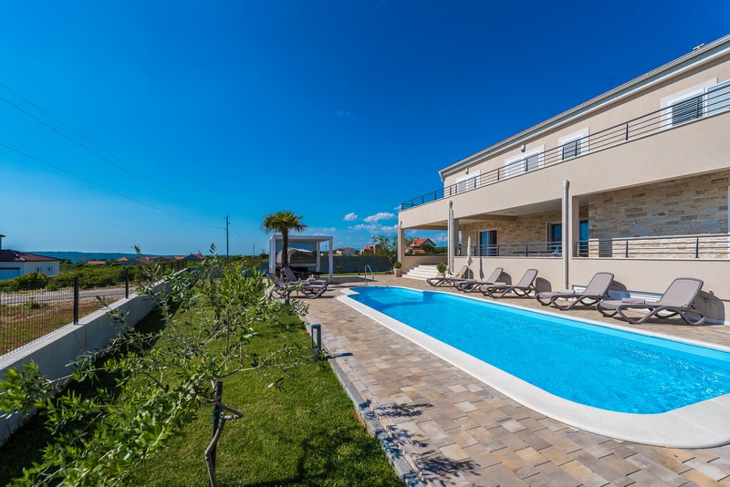 Pět parkovacích míst v přístřešku pro auto vily v severní Dalmácii.