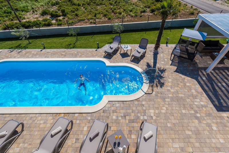 Obývací pokoj vily s krbem v moderním designu - Prodám vilu v Chorvatsku.