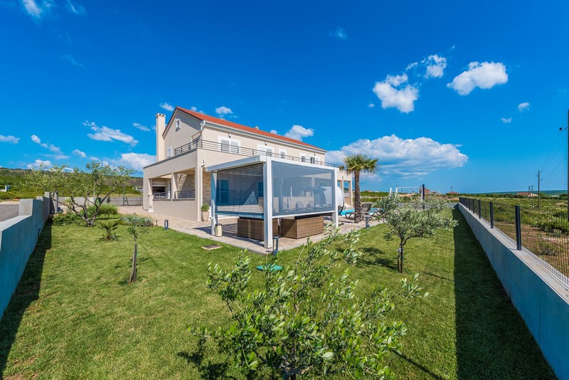 Pohled na gauč a jídelní kout nemovitosti je vidět v pozadí.