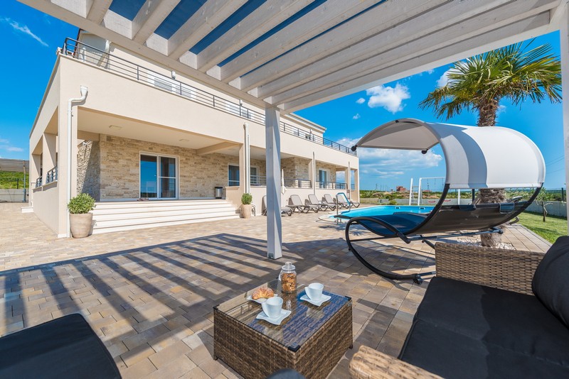 Pohled na jídelní stůl vedle kuchyně v přízemí vily.