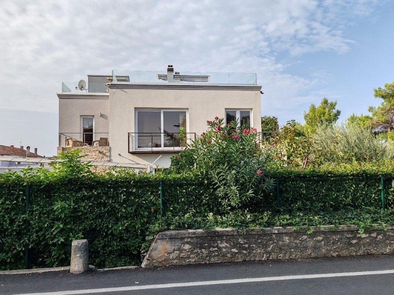 Moderní vila s balkonem a udržovaným oplocením