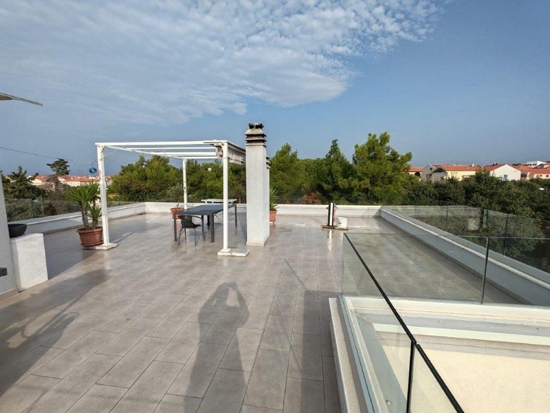 Střešní terasa se skleněným zábradlím a panoramatickým výhledem