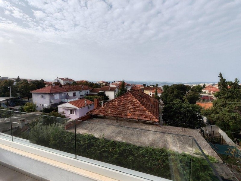 Výhled přes obytnou oblast na moře