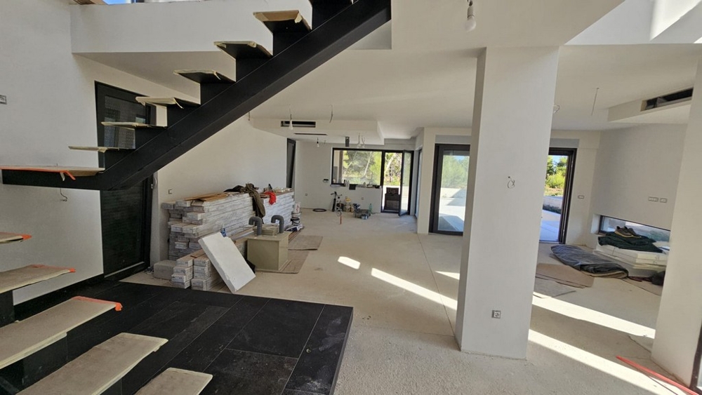 Otevřený obytný prostor s designovým schodištěm - novostavba vily H3778 u Zadaru.