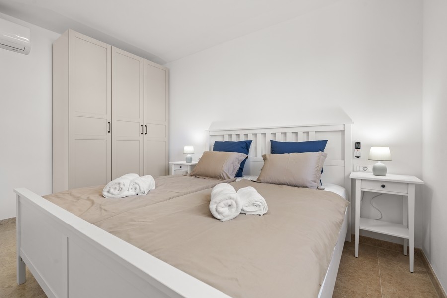 Ložnice s manželskou postelí