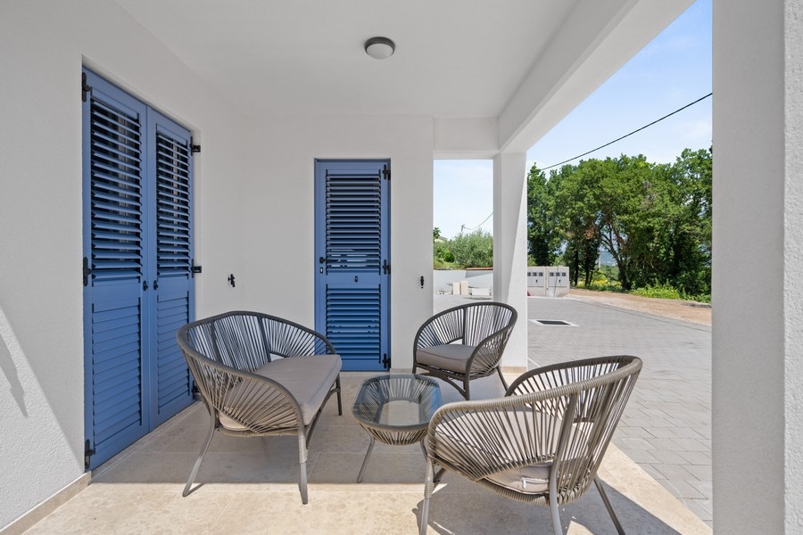 Terasa s posezením a vchodem do domu