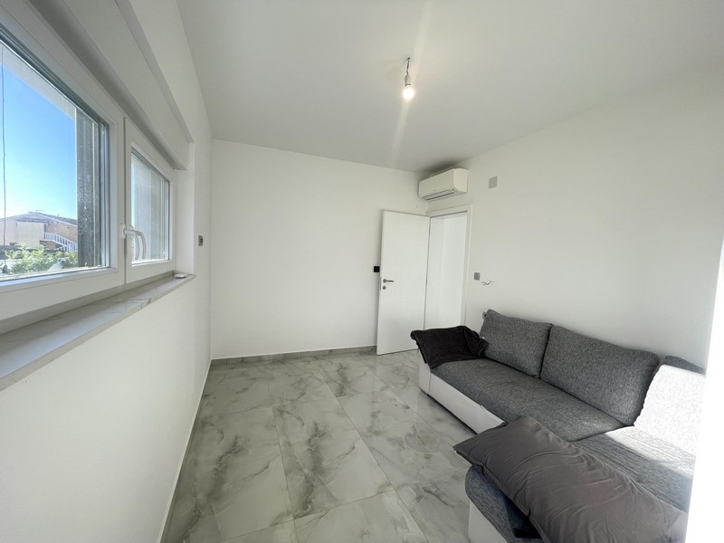 Ložnice s oknem a klimatizací