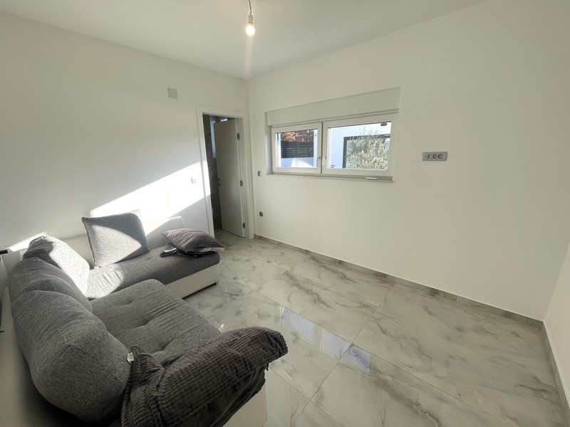 Další ložnice s moderní podlahou