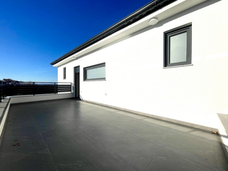 Prostorná terasa s výhledem na moře