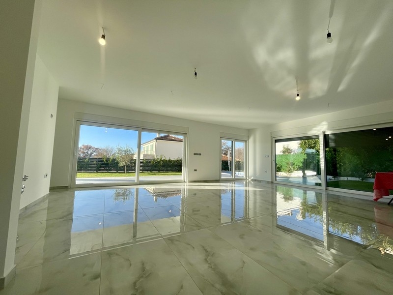 Otevřený obytný prostor s přístupem na zahradu