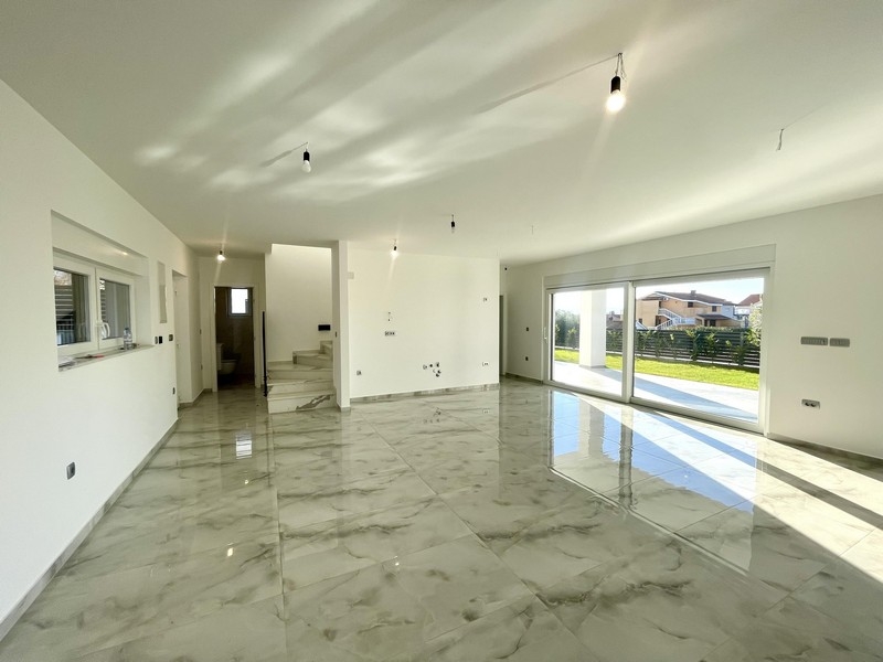 Obytná část se schodištěm a vstupem na terasu