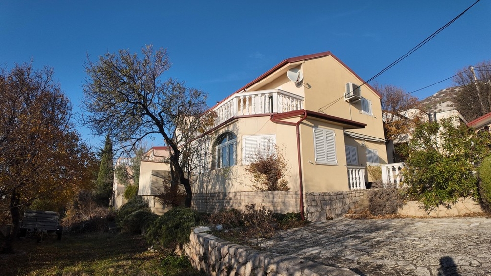 Krásný dům se dvěma apartmány na prodej v Chorvatsku - Panorama Scouting H3781.