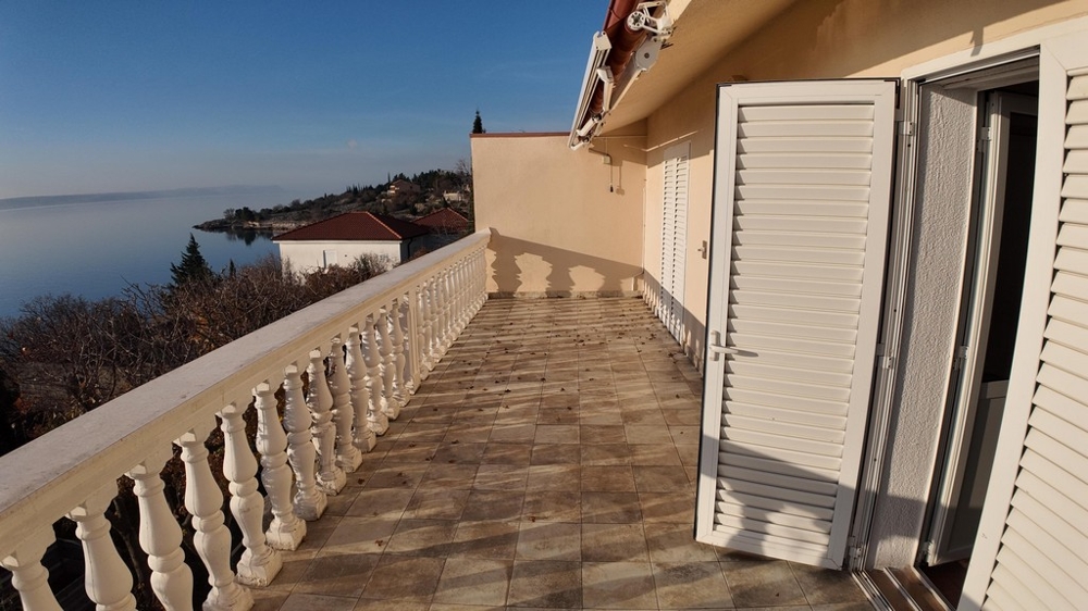 Prostorná terasa s výhledem na moře