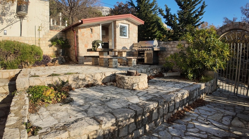 Kamenný gril a venkovní plocha