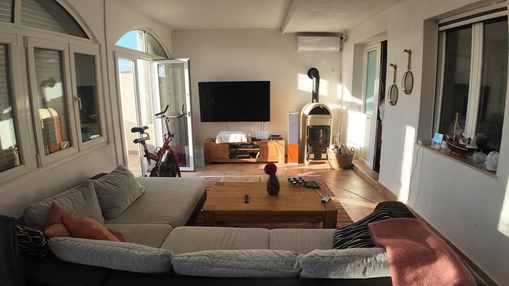 Obývací pokoj s krbem