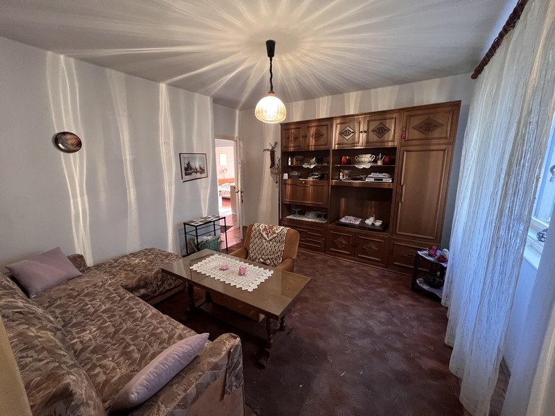 Ložnice s oknem a posezením