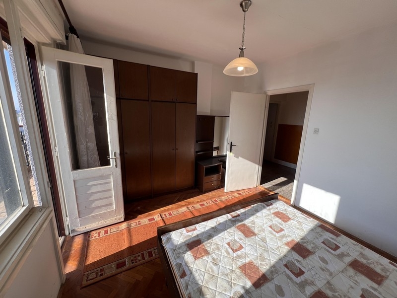 Kuchyň s vestavěnou linkou a jídelním koutem