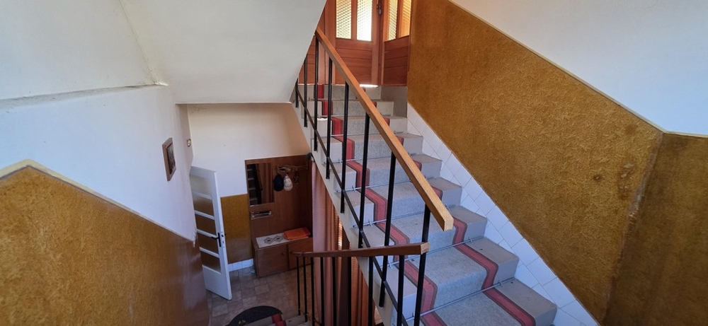 Ložnice se skříní a vstupem na balkon