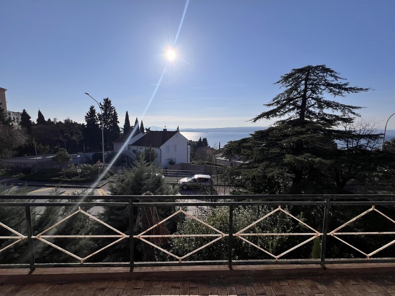 Nemovitost s domem a hospodářskými budovami v blízkosti moře