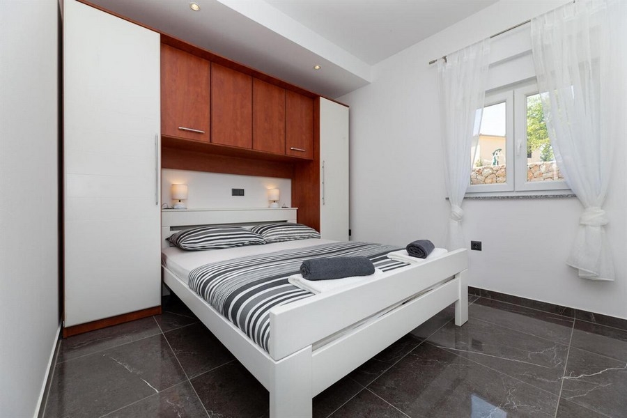 Ložnice s vestavěnou skříní