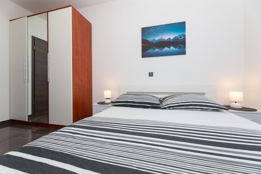 Ložnice s manželskou postelí