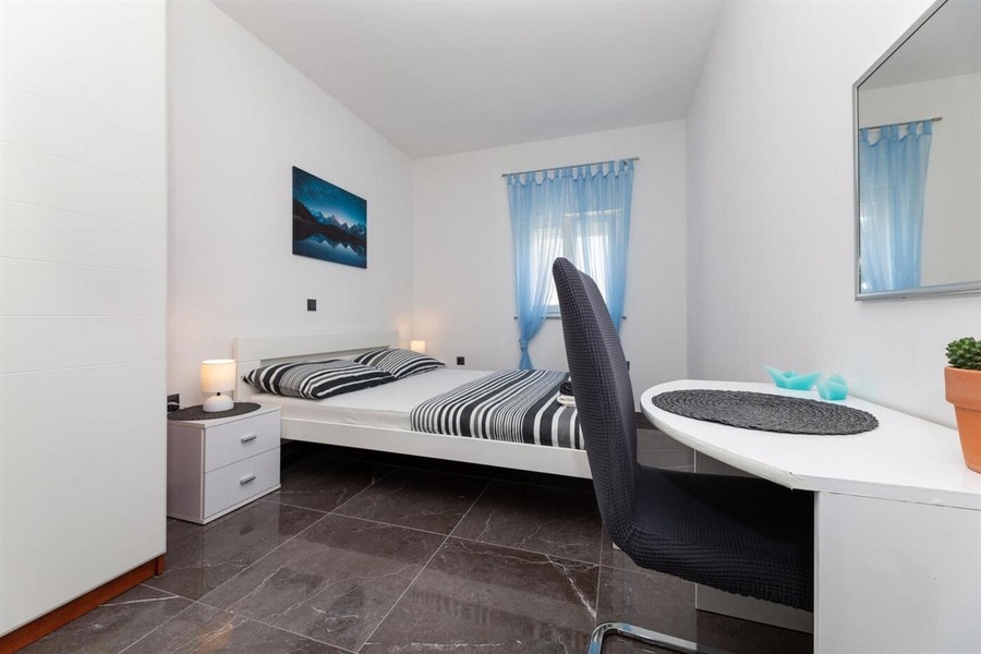 Ložnice s psacím stolem