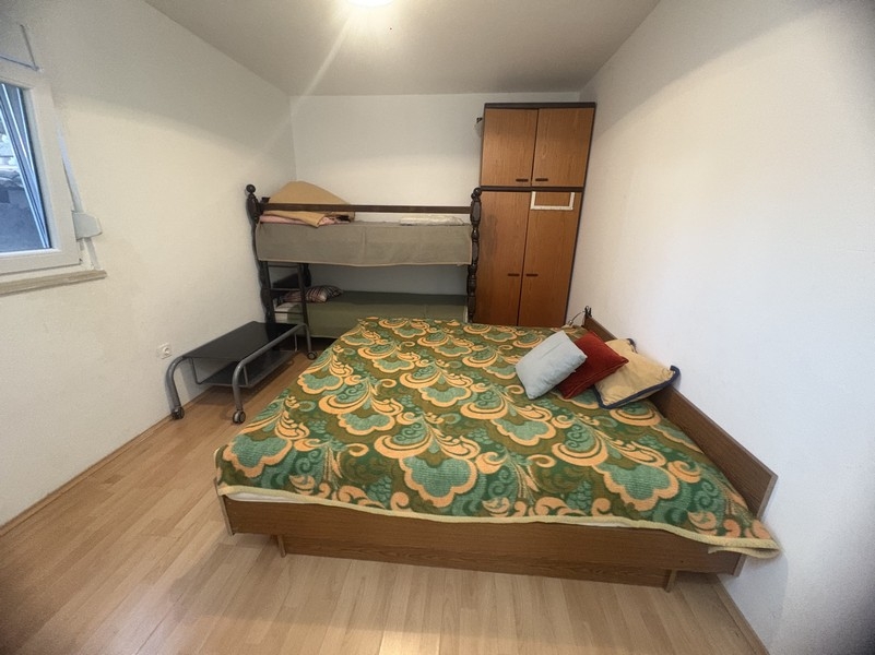 Ložnice s manželskou postelí