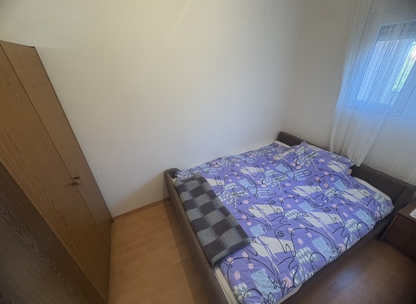 Ložnice s manželskou postelí a oknem