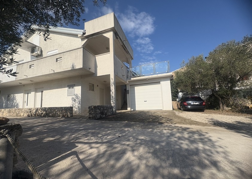 Pohled na obytnou čtvrť s mořem v pozadí