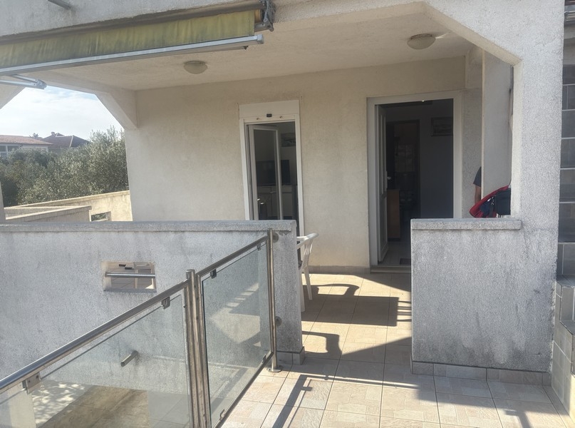 Prostorná terasa se zábradlím