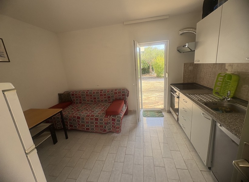 Kuchyň-obývací pokoj s posezením a východem