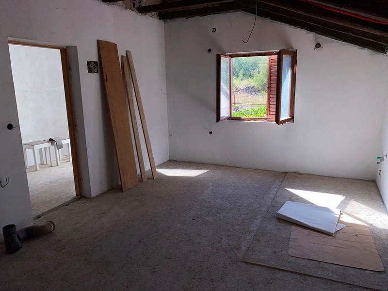 Vnitřní plášť horního patra se střešními trámy