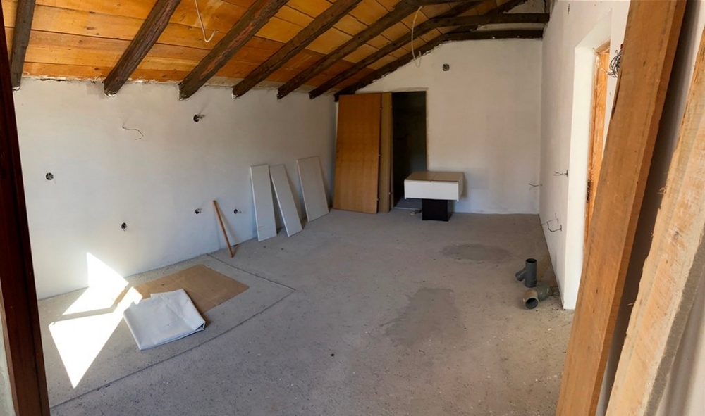 Skořepinový interiér s viditelnou střešní konstrukcí