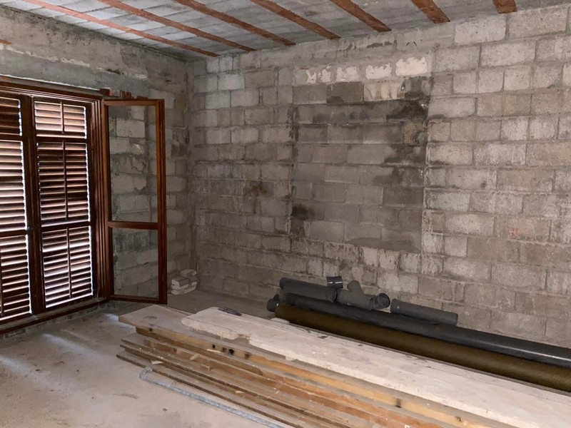 Shell místnost s kamennými zdmi a okenicemi