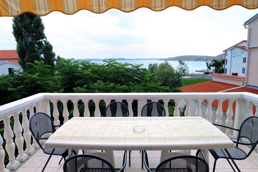 Výhled na moře z terasy nemovitosti H3790 na Pagu v Chorvatsku.