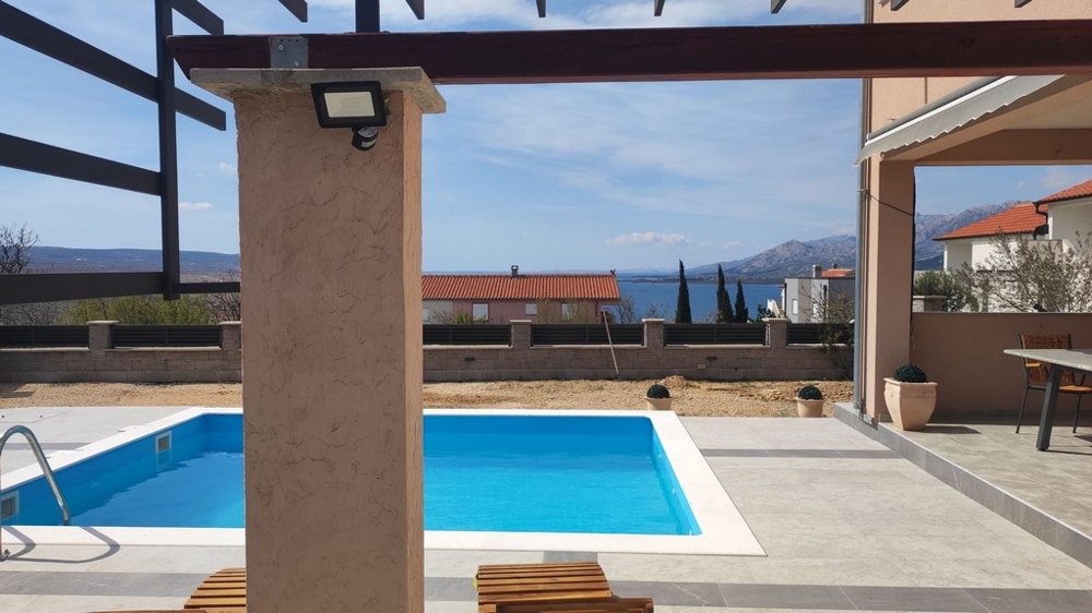 Výhled z terasy na bazén a moře