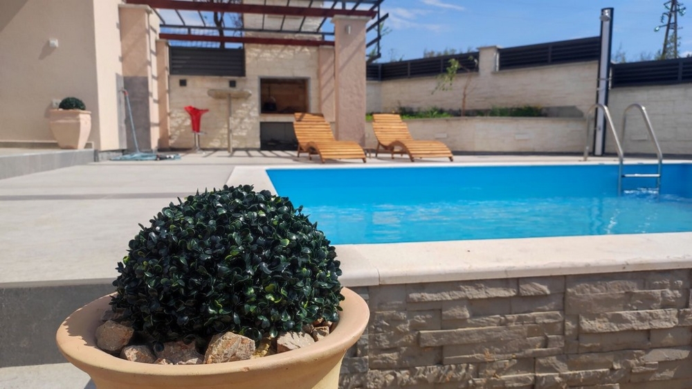 Bazén a letní kuchyně.