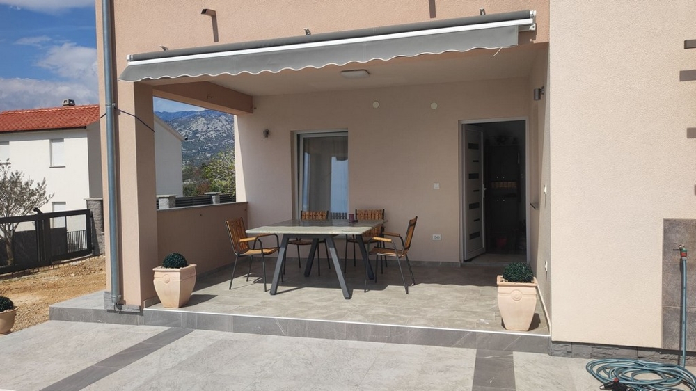 Krytá terasa domu H3791 nedaleko Zadaru v Chorvatsku