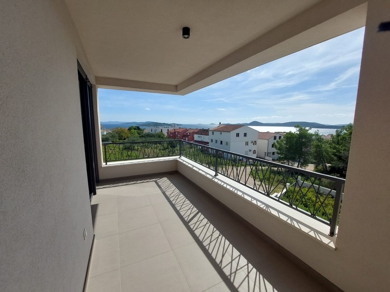 Krytá terasa s výhledem na moře