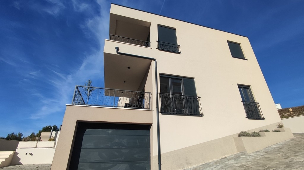 Moderní fasáda domu s balkony v klidné lokalitě