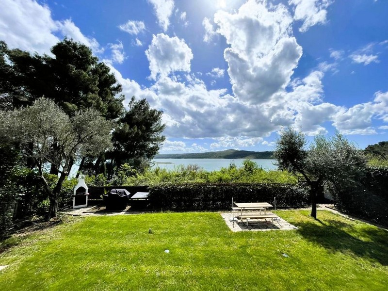 Zahrada s výhledem na moře a grilem