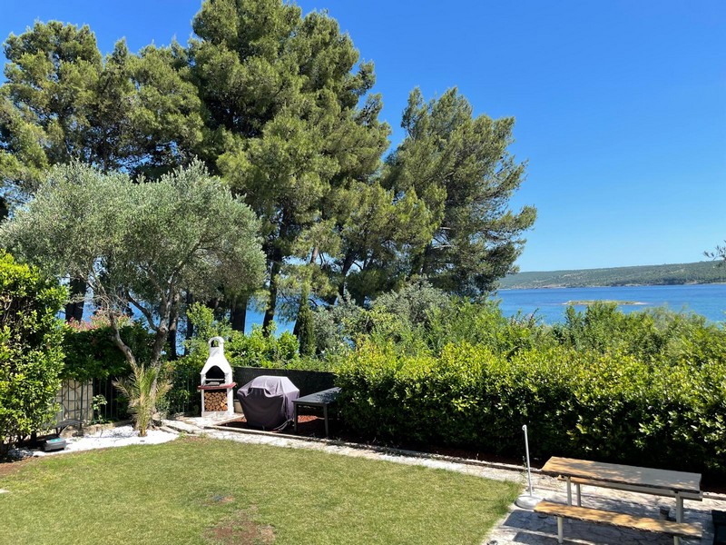 Udržovaná zahrada s terasou