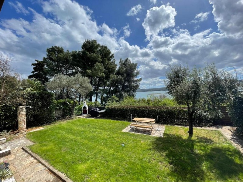 Výhled na dům s předzahrádkou